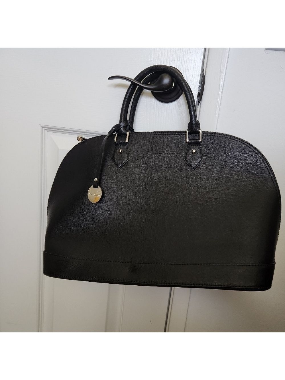 PULICATI Handbag,made in ITALY, BLACK Saffiano Genuine Leather. Zipper top..
